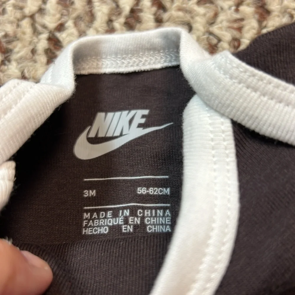 Nike onesies‎